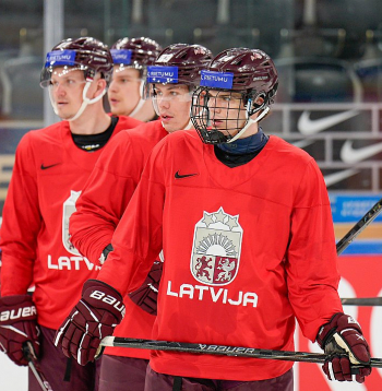 Latvijas hokejisti Olivers Mūrnieks (priekšplānā), Sandis Vilmanis un Oskars Cibuļskis izlases pirmajā treniņā uz Cīrihes "Swiss Life" arēnas ledus, kur līdz maija beigām notiks lielās pavasara hokeja cīņas.