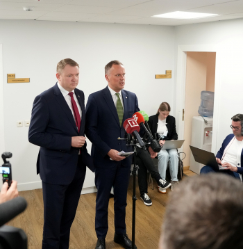 Saeimas sekretārs Edvards Smiltēns (no kreisās) un partijas "Apvienotais saraksts" Saeimas frakcijas vadītājs Edgars Tavars piedalās preses konferencē pēc partijas "Progresīvo" Saeimas frakcijas deputātu un Ministru prezidentes tikšanās, kur pārrunāja turpmāko darbu koalīcijā.