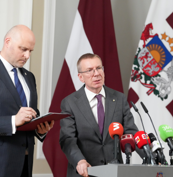 "Apvienotais saraksts" Saeimas frakcijas deputāts Andris Kulbergs (no kreisās) un Valsts prezidents Edgars Rinkēvičs piedalās preses konferencē pēc konsultācijām ar visu Saeimas frakciju deleģētajiem pārstāvjiem par jaunas valdības izveidi.