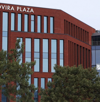 Uzbūvēt Rīgā jaunu biroju centru, lielveikalu vai ražotni kļūst arvien dārgāks prieks, jo apbūvei piemēroto zemes gabalu vērtība pat astoņas reizes pārsniedz komerczemes platību cenu Rīgai tuvajos rajonos. Toties Rīgas priekšrocība ir liels maksātspējīgu klientu daudzums, tādēļ pat zemes cenu pieaugums attīstību neapturēs. Attēlā – viens no jaunākajiem Rīgas biroju centriem "Novira Plaza".