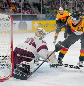 Labi, ka man ir tik garas kājas! Tā par epizodi, kurā izdevās špagatā apturēt Vācijas izlases NHL spēlētāju Džošua Samanski, pēc mača smaidot sacīja Latvijas izlases vārtsargs Kristers Gudļevskis.