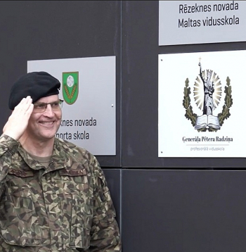 Ģenerāļa Pētera Radziņa skolas direktors pulkvedis Vilis Bauska skolas svinīgajā atklāšanā. Ģenerāļa Pētera Radziņa skolas direktors pulkvedis Vilis Bauska skolas svinīgajā atklāšanā.