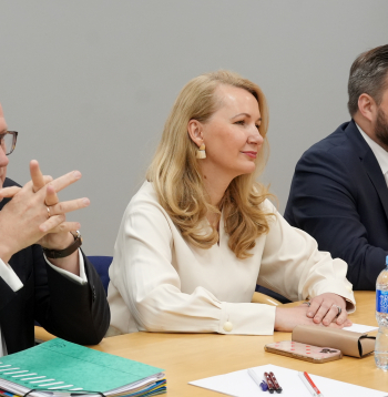 "Jaunā vienotība" pārstāvji - finanšu ministrs Arvils Ašeradens (no kreisās), tieslietu ministre Inese Lībiņa-Egnere un "Jaunā vienotība" Saeimas frakcijas vadītājs Edmunds Jurēvics pirms tikšanās ar "Apvienotais saraksts" pārstāvjiem, kurā turpinās sarunas par jaunas valdības izveidi. "Jaunā vienotība" pārstāvji - finanšu ministrs Arvils Ašeradens (no kreisās), tieslietu ministre Inese Lībiņa-Egnere un "Jaunā vienotība" Saeimas frakcijas vadītājs Edmunds Jurēvics pirms tikšanās ar "Apvienotais saraksts" pārstāvjiem, kurā turpinās sarunas par jaunas valdības izveidi.