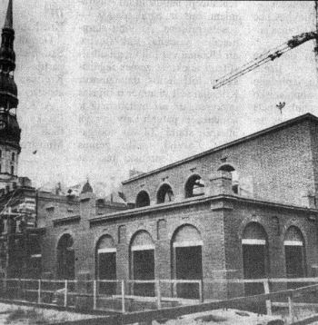 Melngalvju nams atdzimšanas sākumā.