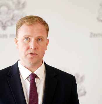 Zemkopības ministra pienākuma izpildītājs, ekonomikas ministrs Viktors Valainis piedalās preses konferencē pēc tikšanās ar valsts kontrolieri Zemkopības ministrijā, kurā pārrunāja kontroles revīzijas secinājumus.