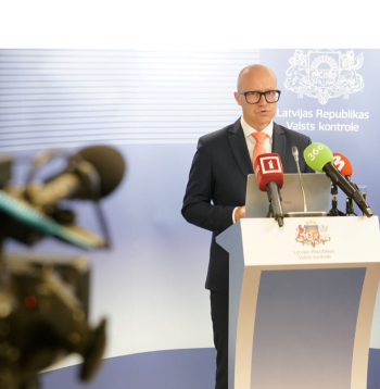 Valsts kontrolieris Edgars Korčagins preses konferencē.