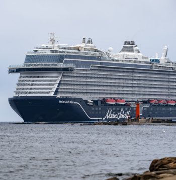 Rīgas ostā sagaida 333 metru garo "Mein Schiff Relax" — lielāko kruīza kuģi ostas vēsturē.