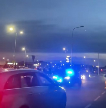 Valsts policijas auto ar mirgojošām bākugunīm pakaļdzīšanās laikā.
