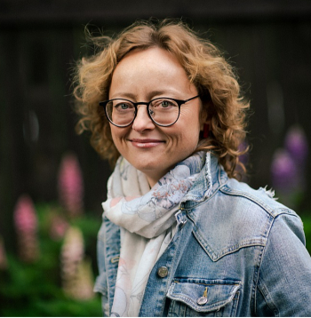 Baiba Strazdiņa,Latvijas Dabas fonda zālāju eksperte: "Ja 16 hektāri Randu pļavu aploka netiktu noganīti, vismaz reizi vai pat divas reizes sezonā tie būtu jānopļauj, nopļauto zāli sagrābjot un novācot no lauka. Taču, ņemot vērā vietas mitruma apstākļus, ne katru gadu tas būtu iespējams."