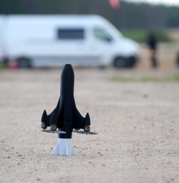 Militārajā poligonā "Sēlija" norisinās NATO Innovation Range demonstrācijas pasākums, kurā tiek prezentētas modernākās dronu un pretdronu tehnoloģijas.