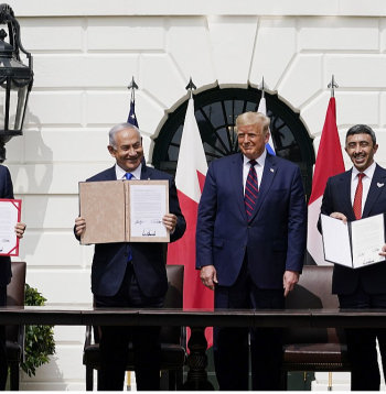Ābrahāma vienošanās parakstīšana Baltajā namā 2020. gada 15. septembrī. Attēlā no kreisās: Bahreinas ārlietu ministrs Hālids bin Ahmeds Al Halifa, Izraēlas premjerministrs Benjamins Netanjahu, ASV prezidents Donalds Tramps un Apvienoto Arābu Emirātu ārlietu ministrs Abdullāhs bij Zājids al Nahjāns.
