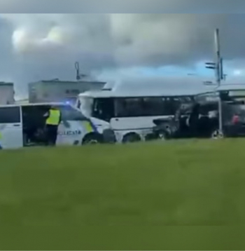 Jēkabpilī BMW ietriecies autobusā.