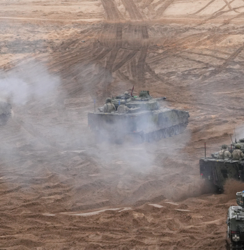 NATO Daudznacionālās brigādes Latvijā mācību "Resolute Warrior" tanku un smagās artilērijas manevru un kaujas šaušanas vingrinājums Ādažu poligonā.