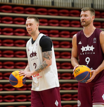 Kārlis Lasmanis (no kreisās), Zigmārs Raimo un Rihards Kuksiks Latvijas 3x3 basketbolistu iecienītajā metienu spēlē, kas ir neatņemama treniņu sastāvdaļa.