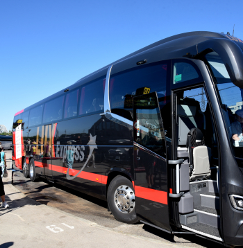 Starptautiskā pasažieru pārvadātāja "Lux Express" autobuss Rīgas Starptautiskajā autoostā.