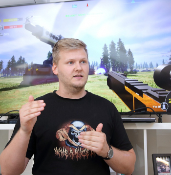 "Videospēļu tirgus ir ļoti piesātināts, un tajā valda sīva konkurence. Lai piesaistītu mērķauditorijas interesi, ir jāpiedāvā kāds vēl nebijis un interesants risinājums. Mana torņu aizsardzības spēle ir īpaša ar to, ka spēlētājs vairs nav tikai vērotājs, kurš no augšas izvieto torņus un gaida nākamo uzbrukuma vilni, bet piedalās spēlē kā pirmā persona," stāsta videospēles "Iron Grid" autors Viktors Liepiņš-Kolodins.