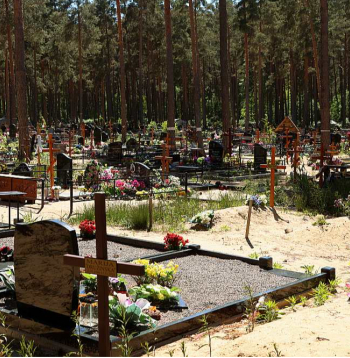 Kapulauka platība tiek apgūta strauji, jo Jaunciema kapi ir viena no retajām kapsētām, kur atdusas vietas piedāvā rīdziniekiem, kam tādu nav dzimtas kapos. Par aizgājēju ērtībām tātad ir padomāts, bet – vai pēdējo atdusas vietu būs iespējams pietiekami bieži apmeklēt arī sērojošajiem tuviniekiem?