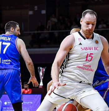 Klāvs Čavars šosezon Azerbaidžānas čempionātā vidēji mačā guva sešus punktus un sešas atlēkušās bumbas, bet Čempionu līgā viņam par punktu un vienu bumbu vairāk. Klāvs Čavars šosezon Azerbaidžānas čempionātā vidēji mačā guva sešus punktus un sešas atlēkušās bumbas, bet Čempionu līgā viņam par punktu un vienu bumbu vairāk.