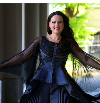 Inga Šļubovska-Kancēviča savas varones Mimī tērpā operas "Bohēma" jaunuzvedumā.