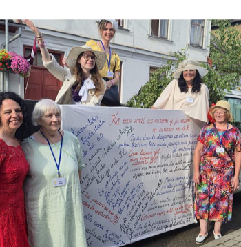 Daļa Tukuma Literātu apvienības dalībnieku 2025. gada Rožu svētkos. No kreisās: Liene Kurka, Irīna Pumpure, Lelde Laugale, Maija Laugale (Mayū), Guna Roze, Ilga Bindre.