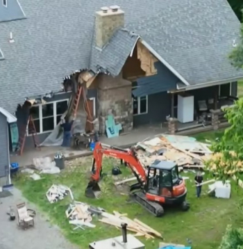 Māja, kuru sāka demolēt brīdī, kad tur atradās cilvēki.