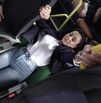 Karstasinīgie brazīlieši Felipe Gabriels un Vanesa Rufino nodemonstrē, kā Brazīlijā apšaudes laikā autobusā bijis jāguļas uz grīdas,