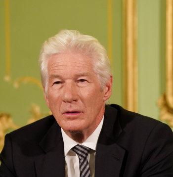 Starptautiskās kampaņas par Tibetu priekšsēdētājs, ilggadējais cilvēktiesību aizstāvis Ričards Gīrs (Richard Gere) piedalās preses konferencē kinoteātrī "Splendid Palace".