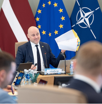 Vicinot biezu dokumentu paku, premjers Andris Kulbergs teica, ka tajā ir 785 iepriekšējās valdības nepaveiktie darbi – "neizstrādātie noteikumi un citas lietas".