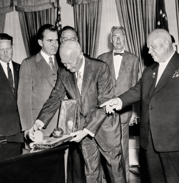 1959. gada 15. septembrī Padomju Savienības Komunistiskās partijas pirmais sekretārs Ņikita Hruščovs (pa labi) Vašingtonā pasniedz ASV prezidentam Dvaitam D. Eizenhaueram (centrā) pirmā Zemes mākslīgā pavadoņa “Sputņik” repliku, kamēr ASV viceprezidents Ričards Niksons (otrais no kreisās) vēro notiekošo. 1959. gada 15. septembrī Padomju Savienības Komunistiskās partijas pirmais sekretārs Ņikita Hruščovs (pa labi) Vašingtonā pasniedz ASV prezidentam Dvaitam D. Eizenhaueram (centrā) pirmā Zemes mākslīgā pavadoņa “Sputņik” repliku, kamēr ASV viceprezidents Ričards Niksons (otrais no kreisās) vēro notiekošo.