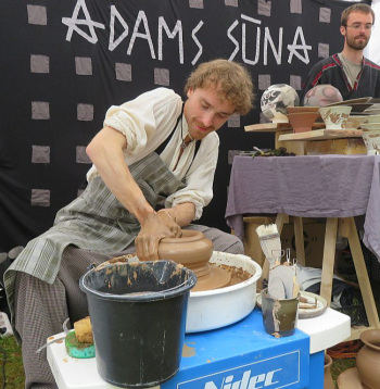 Ādams Sūna Latvijas Mākslas akadēmijā studē keramiku, gatavs turpināt latviešu podnieku tradīcijas. Vēl meklē savu stilu.