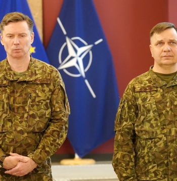 Nacionālo bruņoto spēku komandieris ģenerālmajors Kaspars Pudāns (no kreisās) un Valsts kancelejas Krīzes vadības centra vadītājs pulkvedis Arvis Zīle piedalās mediju brīfingā Ministru kabinetā, kurā informē par nesenajiem dronu incidentiem Latvijā. Nacionālo bruņoto spēku komandieris ģenerālmajors Kaspars Pudāns (no kreisās) un Valsts kancelejas Krīzes vadības centra vadītājs pulkvedis Arvis Zīle piedalās mediju brīfingā Ministru kabinetā, kurā informē par nesenajiem dronu incidentiem Latvijā.