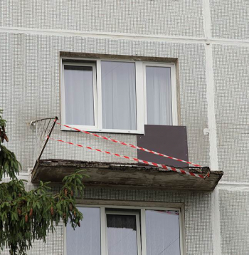 Pēc būvkonstrukcijas kritiena no sestā stāva te izskatās kā pēc kara vai zemestrīces. Redzams, ka arī laika zobs nav saudzējis Staiceles ielas 11. nama balkonus.