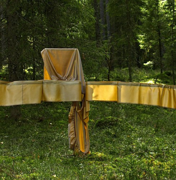 Ekspozīcijā iekļauts arī videodarbs "Mežs", kas pirmoreiz tika izrādīts izstādē "Fieldwork: Invisible Exercises" (Rīgas mākslas telpa, 2023). Ekspozīcijā iekļauts arī videodarbs "Mežs", kas pirmoreiz tika izrādīts izstādē "Fieldwork: Invisible Exercises" (Rīgas mākslas telpa, 2023).