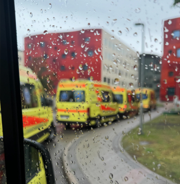 NMPD automašīnu rinda pie PSKUS. NMPD automašīnu rinda pie PSKUS.