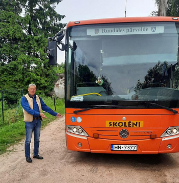 Bauskas novada pašvaldības šofera Jāņa Burceva vadītajam bērnu autobusam kopā ar parastajiem lukturiem gan priekšā, gan aizmugurē ir arī pa diviem oranžiem gaismekļiem. Tos šoferis ieslēdz, kad laiž iekšā vai ārā bērnus.