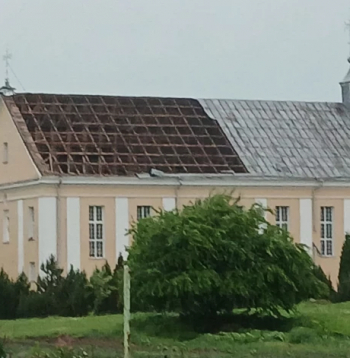 Bebrenē vējš katoļu baznīcai norāvis daļu jumta.