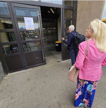 Šodien Centrāltirgus gaļas paviljona ieejai priekšā restes, taču daudzi pircēji par to nav informēti un cenšas paviljonā iekļūt kā ierasts. Pēkšņais lēmums pārtraukt gaļas tirdzniecību, neierādot tirgotājiem citas tirdzniecības vietas, viņiem ir jaunums. Šodien Centrāltirgus gaļas paviljona ieejai priekšā restes, taču daudzi pircēji par to nav informēti un cenšas paviljonā iekļūt kā ierasts. Pēkšņais lēmums pārtraukt gaļas tirdzniecību, neierādot tirgotājiem citas tirdzniecības vietas, viņiem ir jaunums.