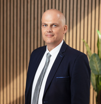 Jurģis Vinniņš, AS "Sadales tīkls" (ST) Stratēģisko klientu vadītājs: "Līdz šim sistēmas operators atsevišķi uzskaitījis un analizējis neplānotos elektroenerģijas piegādes pārtraukumus ar ilgumu virs 24 stundām. Šogad tādi bijuši 40 objektos."