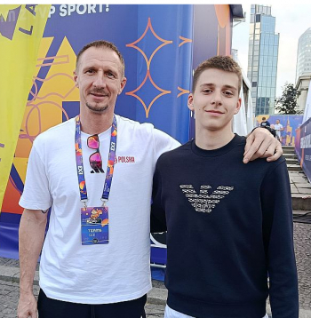 Mihals Hlebovickis ar dēlu Luku 3x3 Pasaules kausā Varšavā. Luka turpina ģimenes tradīcijas un arī trenējas basketbolā. Mihals Hlebovickis ar dēlu Luku 3x3 Pasaules kausā Varšavā. Luka turpina ģimenes tradīcijas un arī trenējas basketbolā.