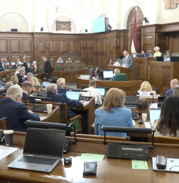 Saeima lauza šķēpus par jauno Imigrācijas likumu, kurā būtiski pārskatīta līdzšinējā imigrācijas kārtība. Saeima lauza šķēpus par jauno Imigrācijas likumu, kurā būtiski pārskatīta līdzšinējā imigrācijas kārtība.