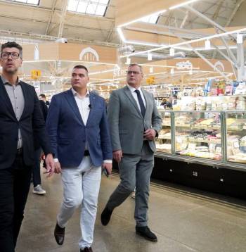 SIA "Rīgas nami" valdes priekšsēdētājs Ojārs Valkers (no kreisās), Rīgas domes priekšsēdētāja vietnieks Edvards Ratnieks un Rīgas domes priekšsēdētājs Viesturs Kleinbergs apseko Rīgas Centrāltirgus paviljonus.