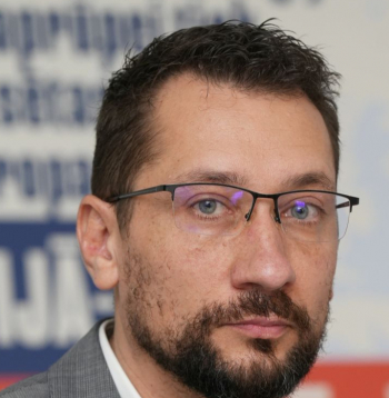 Latvijas Lauku ģimenes ārstu asociācijas viceprezidents Ainis Dzalbs: “Dažādu sakaru un datoru tehnoloģiju attīstība šobrīd vistiešākajā veidā ir saistāma ar ģimenes medicīnas tālāko attīstību. Tas ir kļuvis par vienu no lielākajiem medicīnas attīstības virzītājspēkiem, kas nosaka ģimenes medicīnas pieejamību, kvalitāti, tās saturu, izmaksu efektivitāti, datu aprites kārtību un citus ģimenes medicīnas aspektus.”