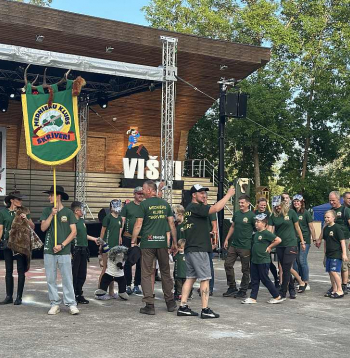 Kadrs no 2025. gada "Minhauzena" festivāla, kas notika Višķos.
