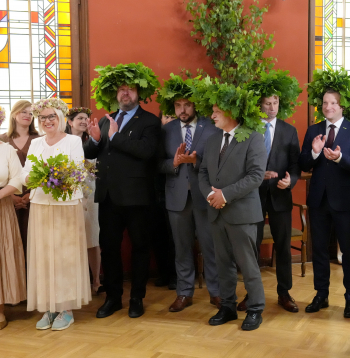Saeimas deputāti Līga Kļaviņa (no kreisās), Līga Kozlovska, Jānis Skrastiņš, Jānis Grasbergs, Jānis Vucāns, Jānis Eglītis, Jānis Patmalnieks un Jānis Dinevičs piedalās Jāņu ielīgošanas pasākumā Saeimā. Saeimas deputāti Līga Kļaviņa (no kreisās), Līga Kozlovska, Jānis Skrastiņš, Jānis Grasbergs, Jānis Vucāns, Jānis Eglītis, Jānis Patmalnieks un Jānis Dinevičs piedalās Jāņu ielīgošanas pasākumā Saeimā.
