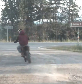 Bēgošais motociklists. Bēgošais motociklists.