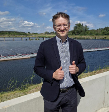 "Pašu saražotā enerģija ļauj samazināt atkarību no elektroenerģijas cenu svārstībām un ilgtermiņā mazināt spiedienu uz tarifu. Notekūdeņu attīrīšanas tarifs kopš jūnija ir samazinājies no 0,99 līdz 0,64 eiro par kubikmetru, kas ir gandrīz par 35% mazāk nekā iepriekš," secina uzņēmuma "Jūrmalas ūdens" valdes loceklis Mārtiņš Strazds.