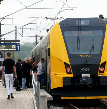Dzelzceļa stacija "Tukums I".
"Vivi" elektrovilciens.