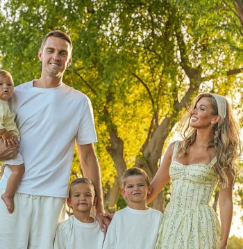 Rolands un Kristija Freimaņi ir vecāki trīs puikām – Kristjanam (6), Karelam (5) un Korajam (1).