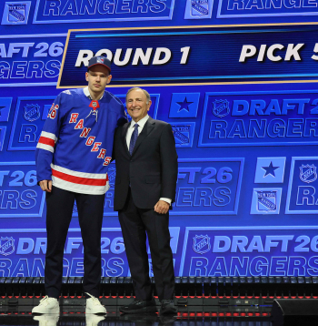 Latvijas hokejists Alberts Šmits 2026. gada NHL draftā.
