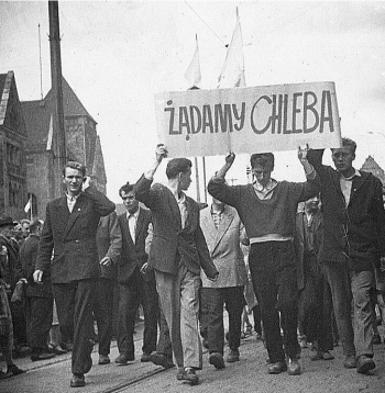 Streikotāju demonstrācija – "Pieprasām maizi!". Streikotāju demonstrācija – "Pieprasām maizi!".